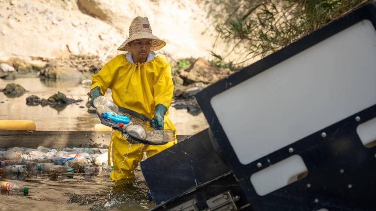 En el río San Pedro se ubicó tecnología Azure para retener y recolectar residuos sólidos flotantes.