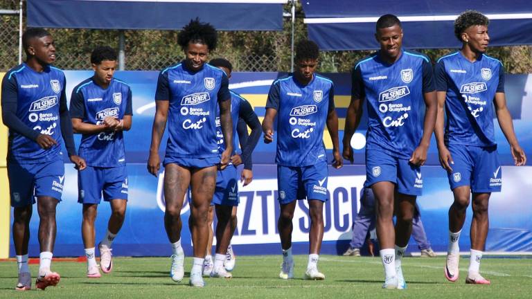 Jugadores de la selección de Ecuador participan en un entrenamiento este jueves, en Quito.