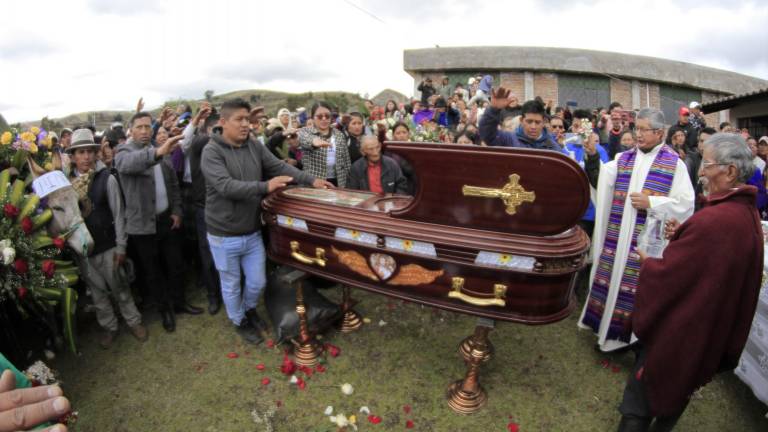 Fotografía del entierro llevado a cabo en la comunidad de Pulingui, en la Plaza del barrio Santa Rosa.