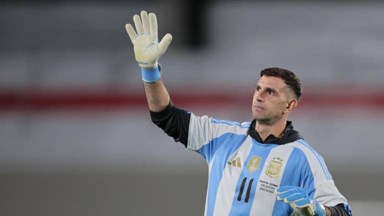 Emiliano Martínez 'Dibu' de Argentina saluda a la tribuna este jueves, previo a un partido de las eliminatorias sudamericana para el Mundial 2026 entre Argentina y Chile en el estadio Más Monumental en Buenos Aires.