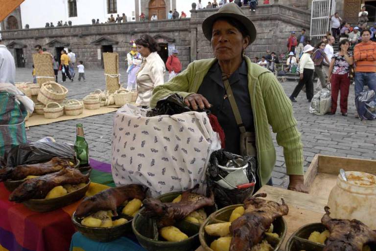 $!Una mujer vendiendo un plato tradicional de Quito.