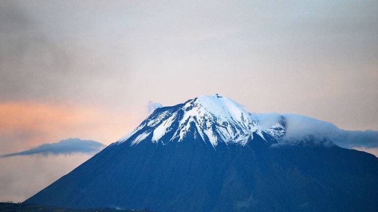 El volcán Tungurahua lanza ceniza que afecta a comunidades aledañas