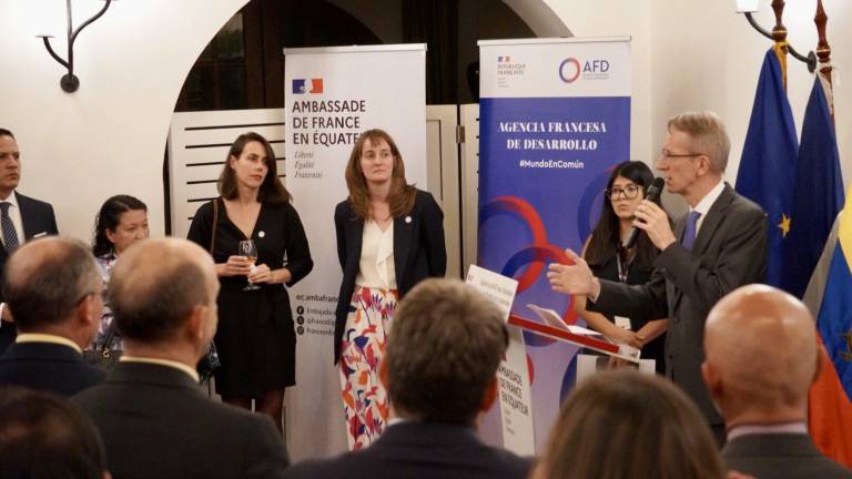 Fotografía que muestra la firma del acuerdo en la Embajada de Francia en Ecuador.