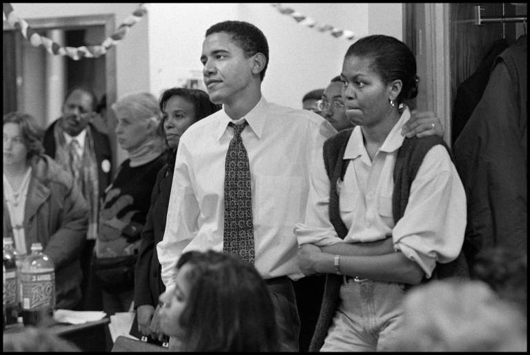 $!Fotografía cedida por Marc PoKempner/ HBO / Warner Media de Barack Obama y Michelle Obama en su primera campaña política por el Senado en Illinois (EE.UU).