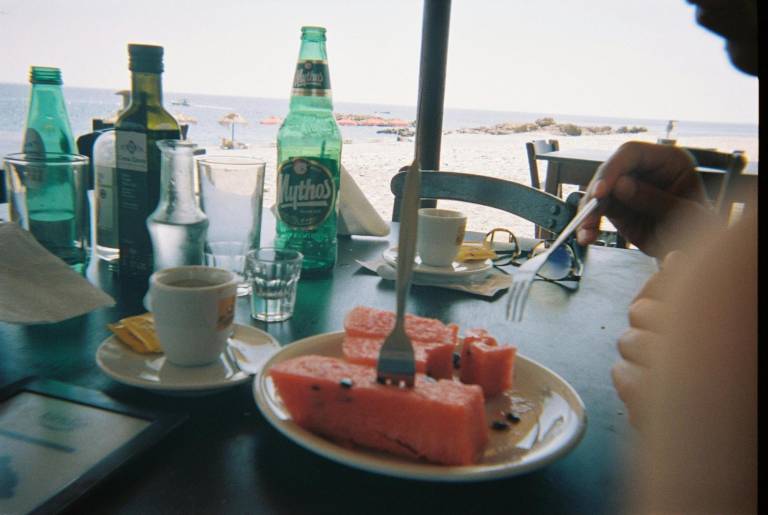 $!Fotografía referencial de personas comiendo en un restaurante situado en una playa.