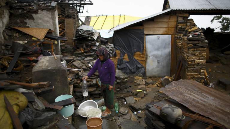 Nepal recuerda a sus víctimas un mes después del terremoto