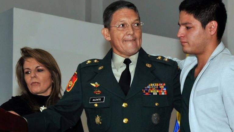 General colombiano que fue secuestrado por las FARC pide la baja del Ejército