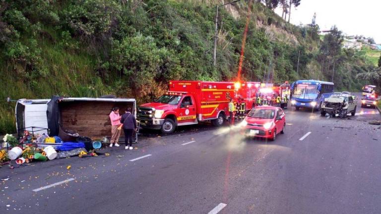 En la avenida Simón Bolívar, en Quito, un accidente de tránsito dejó cuatro personas heridas