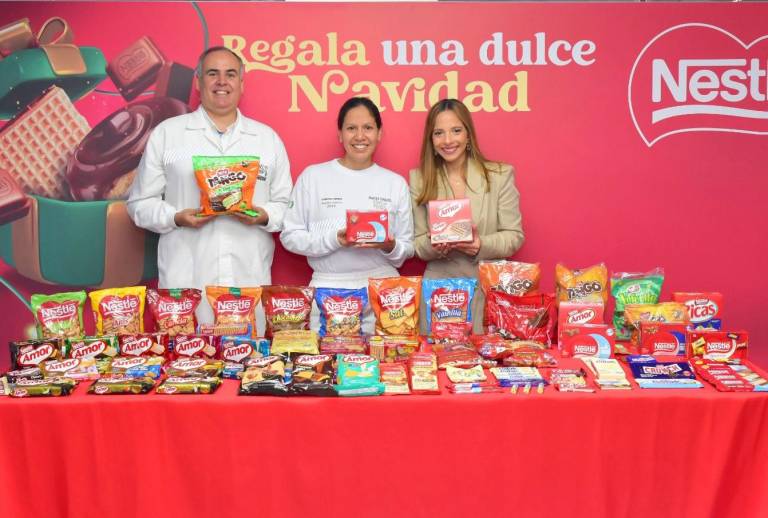 $!Enrique Ramírez, jefe del Grupo de Aplicaciones de Confites de Nestlé Ecuador; Vanessa Arias, gerente de la fábrica Surindu; y Andrea Lecaro, gerente de marketing de la categoría de galletas, presentan el portafolio de la marca.