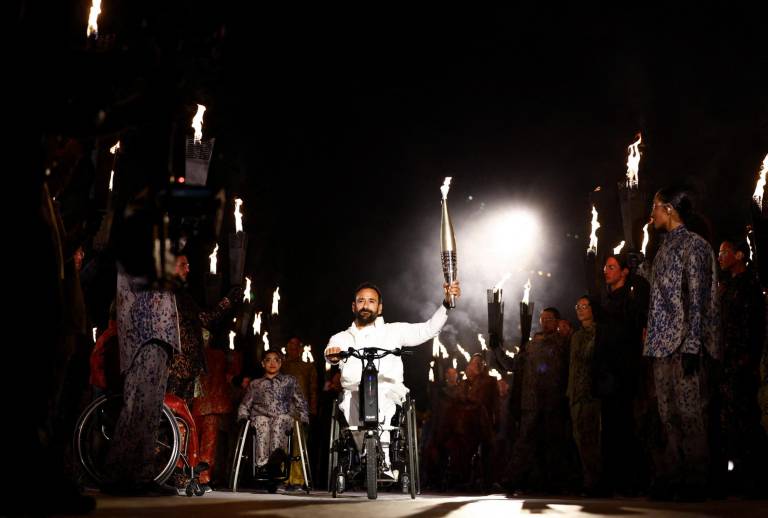 $!El francés Michael Jeremiasz sostiene la llama Paralímpica durante el relevo de la antorcha como parte de la ceremonia de apertura de los Juegos Paralímpicos de París 2024 en la Place de la Concorde en París el 28 de agosto de 2024.