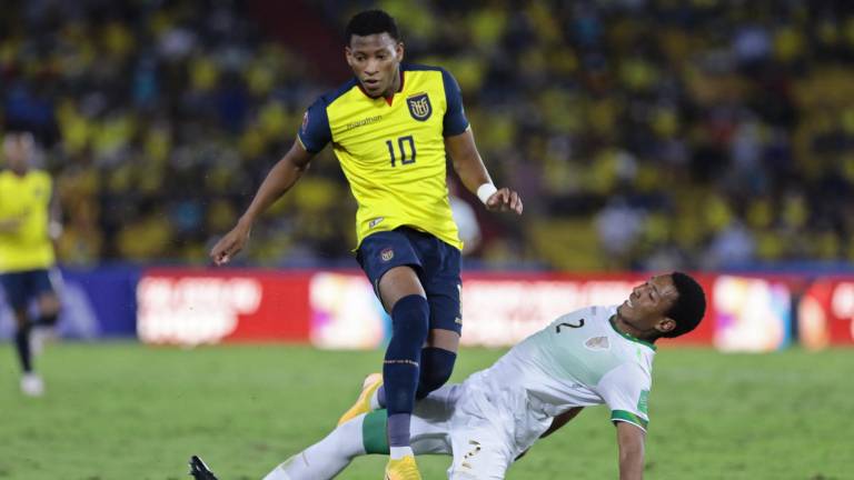 Gonzalo Plata y Jairo Quinteros en una jugada del último partido entre Ecuador y Bolivia por eliminatorias en Guayaquil, en 2021.