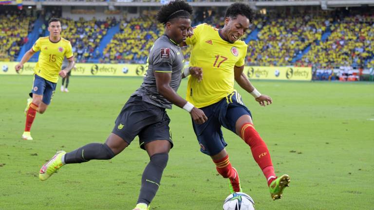 Angelo Preciado, de Ecudor, y Johan Mojica, de Colombia, pelean por un balón en el último partido entre ambos países.