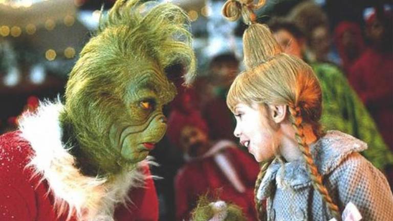 El pGrinch, interpretado por Jim Carrey, con Cindy Lou, la niña que le ayudó al Grinch a ser bueno.