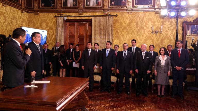 Correa posesiona a nuevos miembros de gabinete presidencial