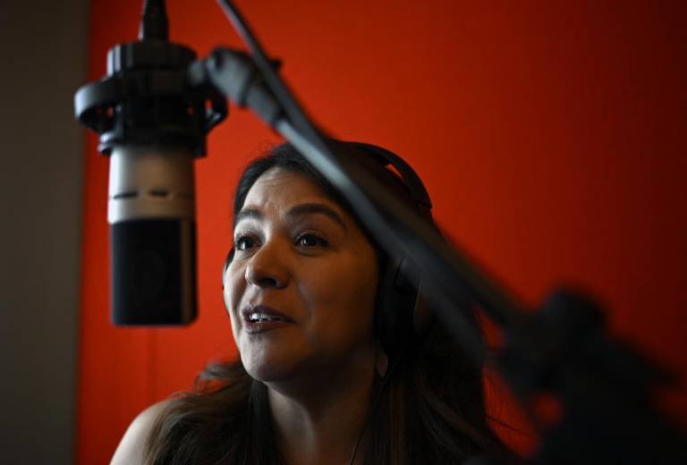 $!La locutora mexicana Dessiree Hernández, presidenta de la Asociación Mexicana de Locutores Comerciales, durante una sesión de prueba en un estudio.