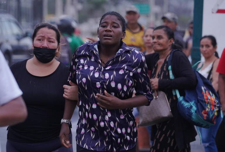 $!Fotografía que muestra a familiares de presos reunidos a las afueras del centro tras el reporte de la detonación de granadas.