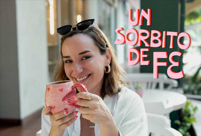 $!Camille Gamarra sosteniendo una las tazas creadas por ella que promocionan su podcast Un sorbito de fe.