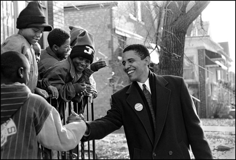 $!Fotografía cedida por Marc PoKempner/ HBO / Warner Media de Barack Obama en su primera campaña política por el Senado en Illinois (EE.UU).