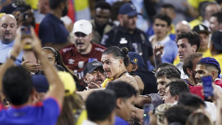 VIDEO | Varios jugadores uruguayos saltaron a la grada para pelear con hinchas colombianos tras la semifinal de la Copa América