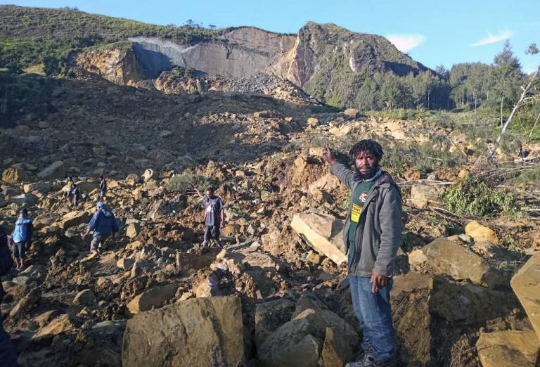 $!La gente se reúne en el lugar de un deslizamiento de tierra en Maip Mulitaka, en la provincia de Enga, Papúa Nueva Guinea, el 24 de mayo de 2024.