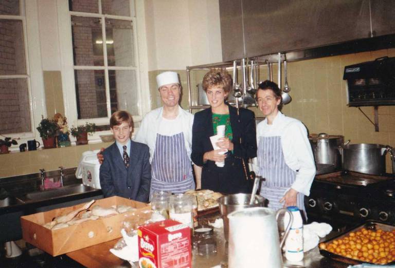 $!El príncipe William junto a su madre, la princesa Diana, durante su visita a la fundación para persoans sin hogar 'The Passage', en diciembre de 1993.