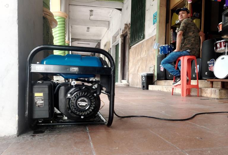 $!Fotografía del generador que un propietario de negocio utiliza para trabajar en el centro de Guayaquil.