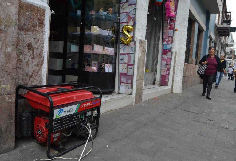 $!Pequeñas empresas suelen utilizar generadores de electricidad para tener energía durante los apagones, que en las últimas semanas se han extendido por cerca de diez horas.