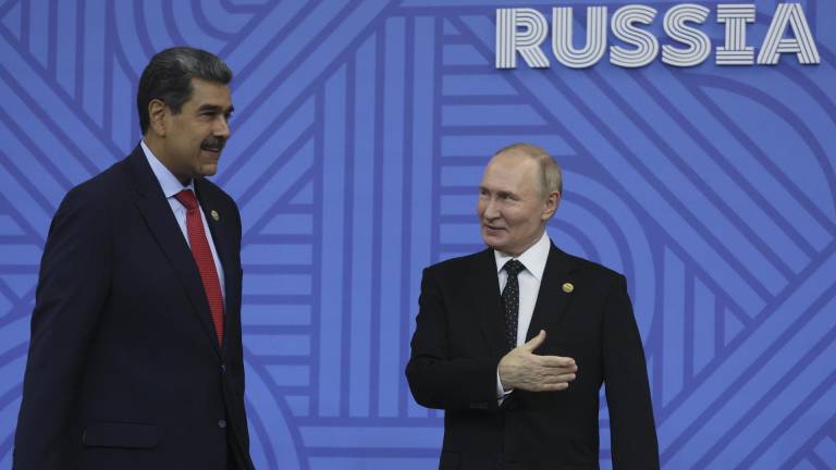 El presidente ruso, Vladimir Putin (derecha), y el presidente de Venezuela, Nicolás Maduro, participan en una ceremonia oficial de bienvenida para los jefes de delegaciones.