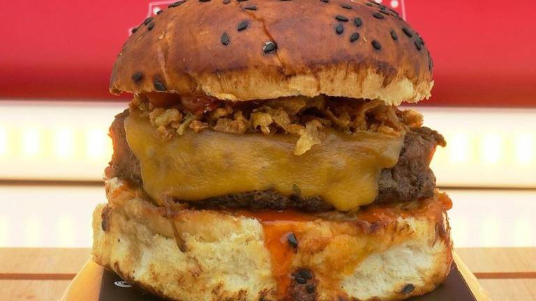 El jurado de Burger Show eligió a La pecaminosa de Bendito como la mejor hamburguesa del Ecuador