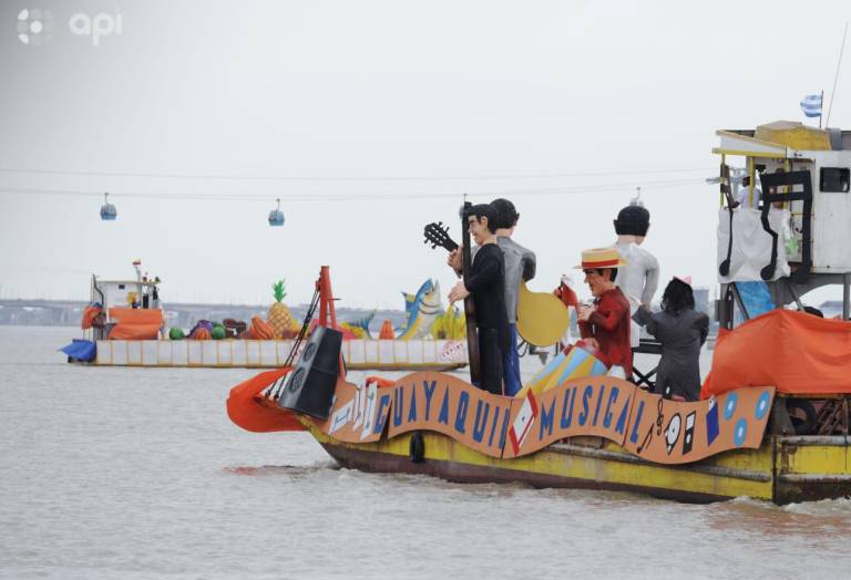 $!Las barcazas dieron color al río Guayas.