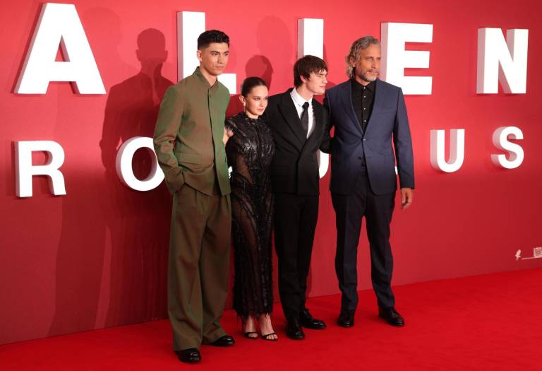 $!Los actores Archie Renaux, Cailee Spaeny, Spike Fern y el director Fede Alvarez asisten a la proyección de gala británica de 'Alien: Romulus'.