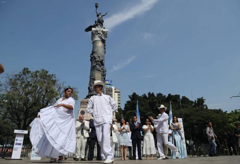 $!Guayaquil, martes 01 de octubre del 2024.- Pregón cívico al pie de la columna de los próceres en el parque Centenario en conmemoración de los 204 de independencia de Guayaquil.