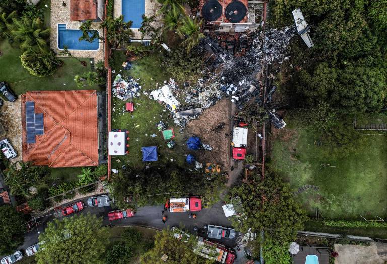 $!Esta foto muestra una vista aérea de los restos de un avión que se estrelló con 62 personas a bordo en Vinhedo, estado de Sao Paulo, Brasil, el 10 de agosto de 2024.