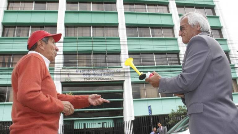 Jubilados de Guayaquil y Quito protestan en los exteriores del IESS