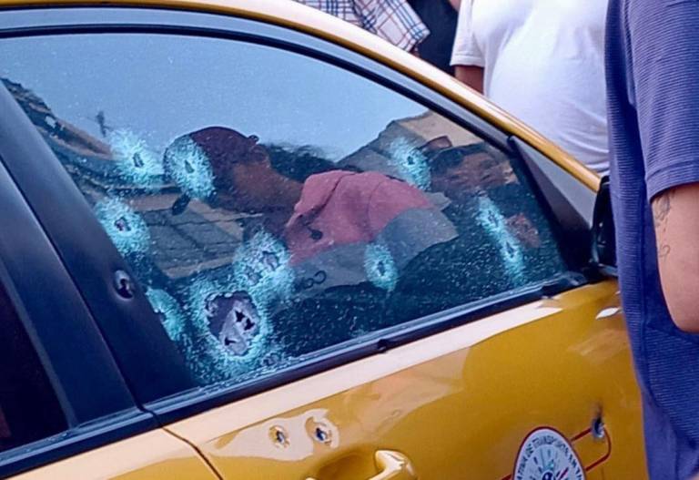 $!Rastros de bala en la ventana del taxi donde asesinaron a Miguel Santos Burgos.