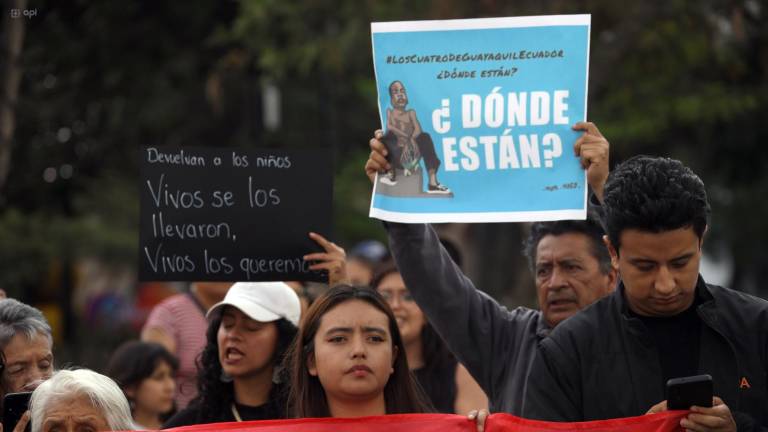 Ciudadanos protestaron en los bajos de la Gobernación del Azuay.