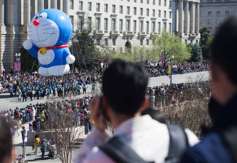 $!Un globo que representa el dibujo animado japonés Doraemon es transportado por la Avenida Constitución durante el Desfile del Festival Nacional de los Cerezos en Flor en Washington, DC, el 11 de abril de 2015.