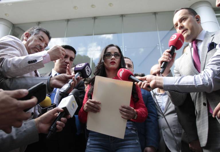 $!Fotografía de la presidenta de la Asamblea, Viviana Veloz, presentando la denuncia ante la Corte Constitucional.