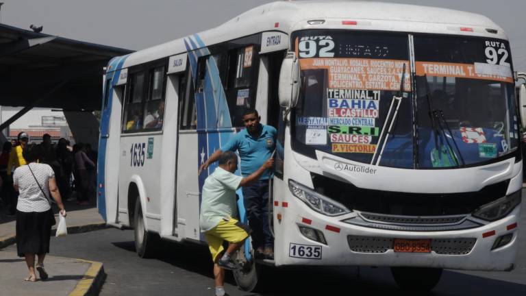 ¿Transportistas de Guayaquil divididos? 24 operadoras reanudan servicio mientras paro parcial continúa en su cuarto día