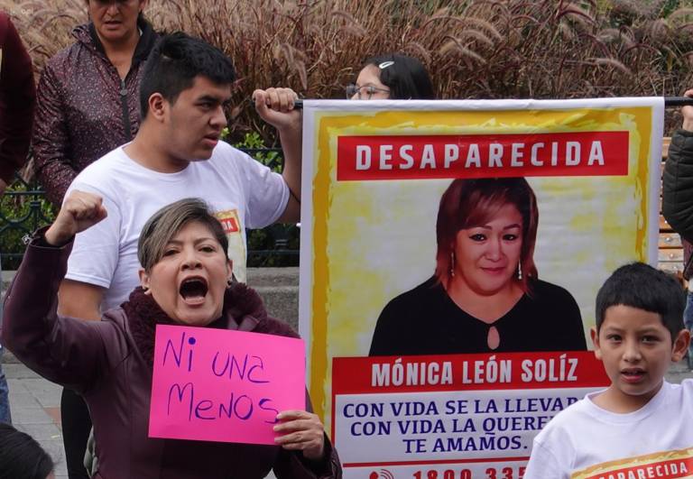 $!En la calle Bolivar y Luis Cordero en las afueras de la Gobernación del Azuay en el centro histórico de Cuenca, familiares y amigos de Mónica realizaron un plantón.