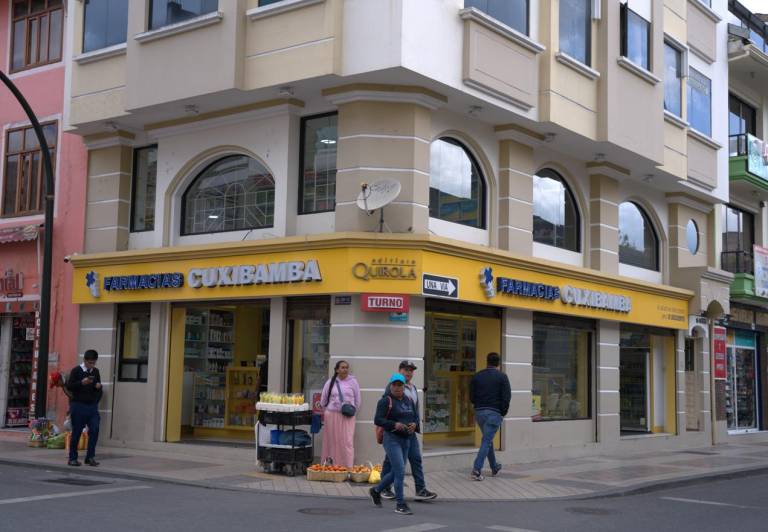 $!Fachada de un local de Farmacias Cuxibamba.