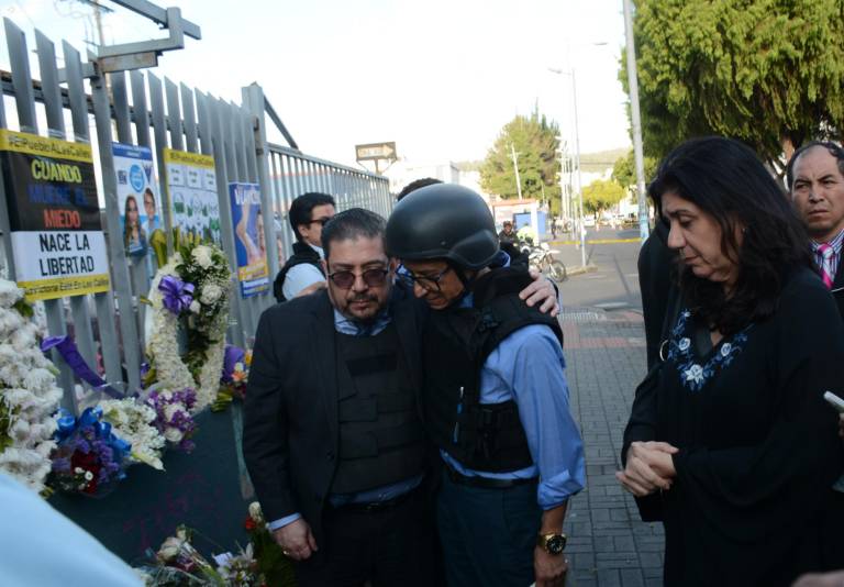 $!El miércoles 16 de agosto, Christian Zurita, amigo de Fernando Villavicencio y aspirante a la Presidencia en su reemplazo, dejó una ofrenda floral en la Avenida Gaspar de Villarroel, afuera del Coliseo del Colegio Anderson, en donde fue asesinado el exlegislador.