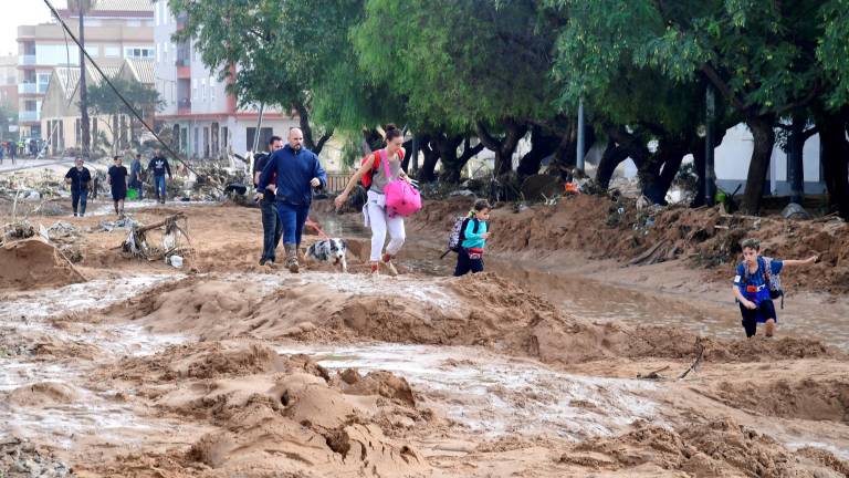 ¿Qué es una DANA, el fenómeno que causa mortales inundaciones en España?