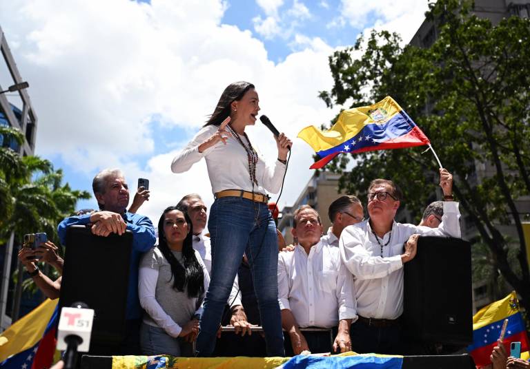 $!La líder de la oposición venezolana María Corina Machado habla con sus seguidores durante una manifestación en Caracas el 28 de agosto de 2024.