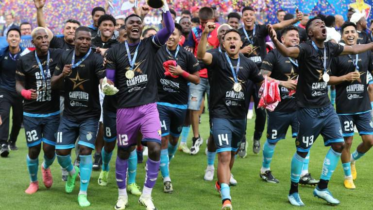 Jugadores de El Nacional celebran al ganar la final de la Copa Ecuador este miércoles, frente a Independiente del Valle en el Estadio Rodrigo Paz Delgado en Quito.