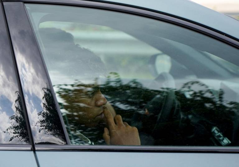 $!El delantero español del Barcelona, ​​Lamine Yamal, aparece en la foto en un coche cuando sale del hospital alemán Trias i Pujols, Can Ruti, cerca de Badalona, ​​el 15 de agosto de 2024.