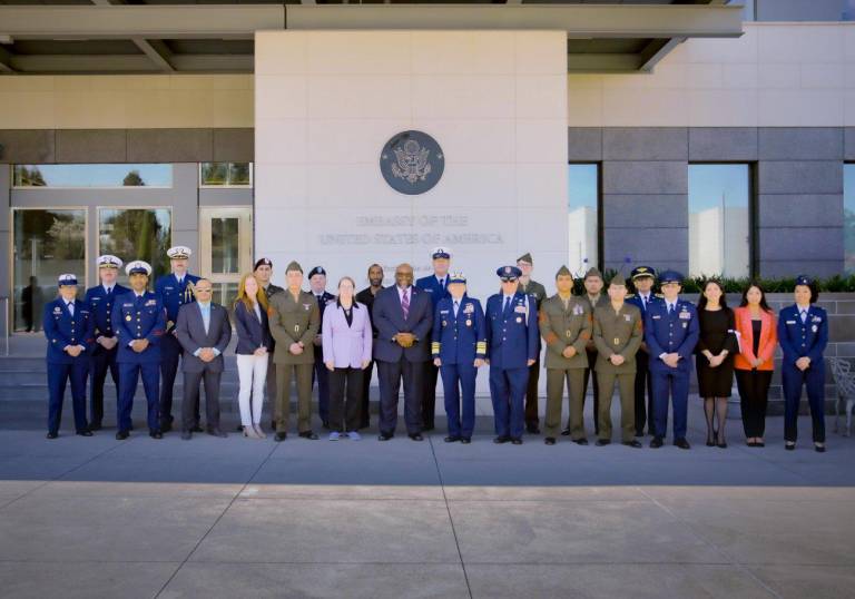 $!Fotografía en la que el embajador de Estados Unidos en Ecuador, Arthur Brown, posa frente a una sede diplomática de la nación norteamericana situada en Ecuador, junto a funcionarios connacionales.