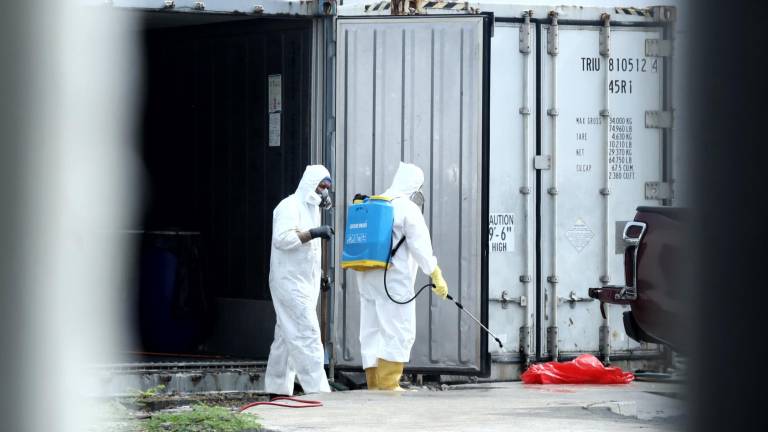 Cadáveres se pudren en la morgue de Guayaquil por daños en un contenedor refrigerado