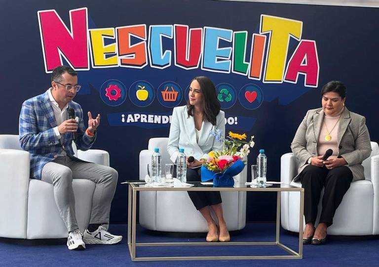 $!Pedro Espina, vicepresidente legal regulatorio de sostenibilidad de Nestlé, Viviana Valdiviezo, vicepresidente de marketing y comunicaciones en Nestlé Ecuador y Melina Andrade, vicepresidenta técnica y de manofactura de la fábrica de Nestlé exponen sobre este proyecto llamado Nescuelita.