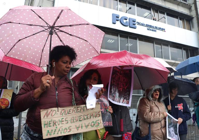 $!´Plantón organizado a las afueras de la Fiscalía General del Estado en Quito.